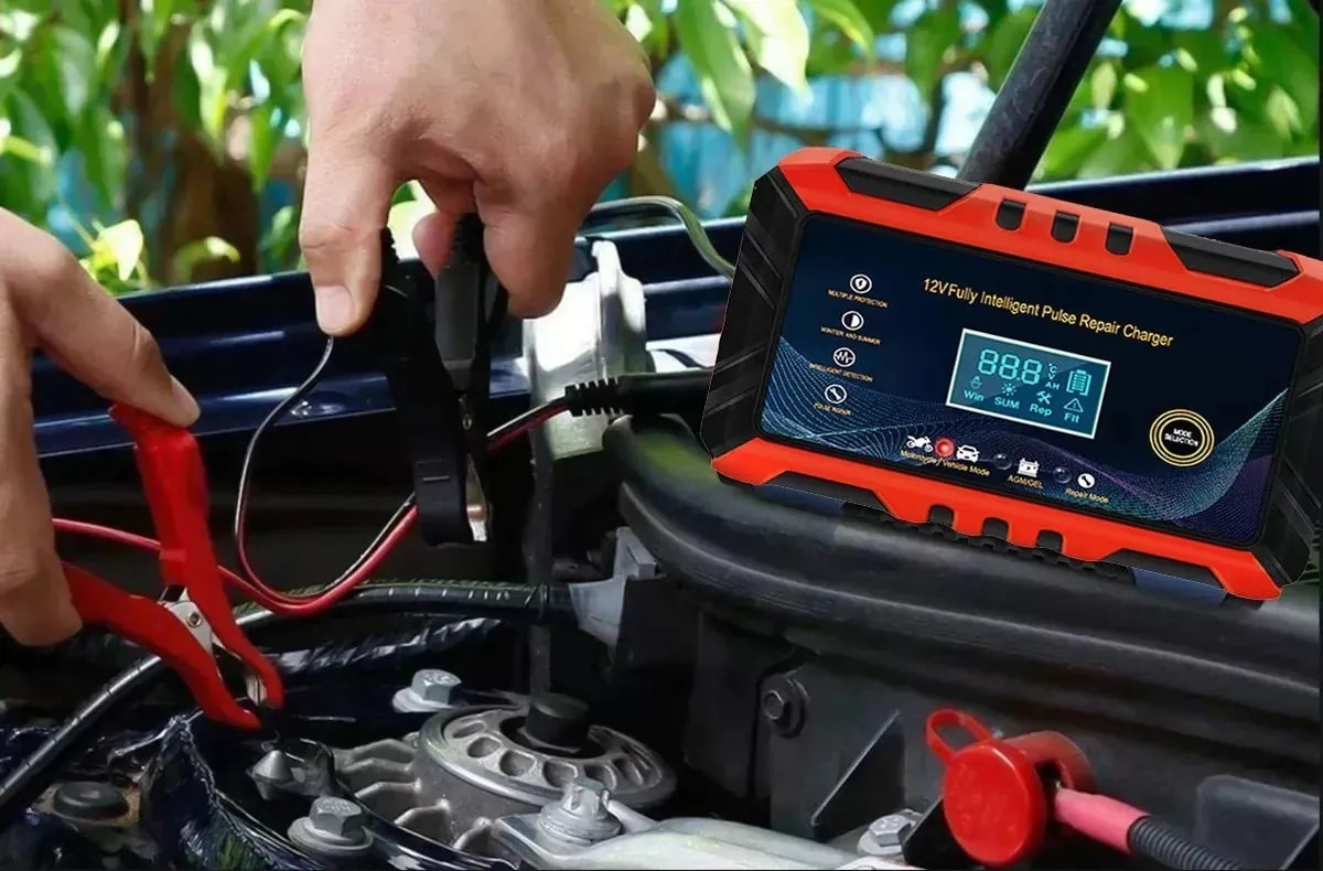 Cargador UltraCharge conectado a la batería de un auto
